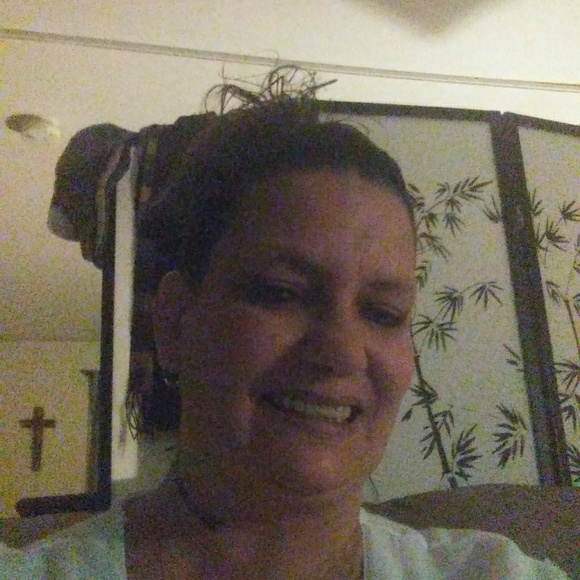 Meet your Posher, April - Picture 3 of 4